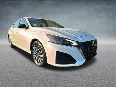 Used 2025 Nissan Altima 2.5 SV FWD image 2