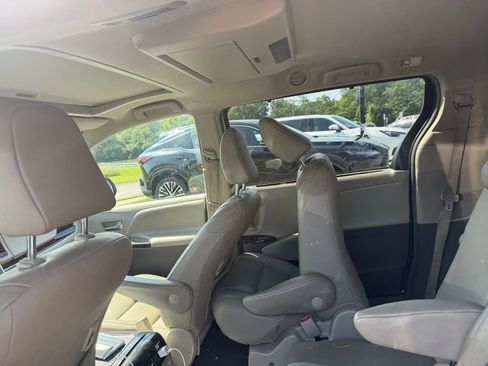 Used 2019 Toyota Sienna XLE Premium FWD image 13