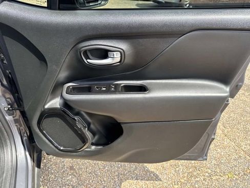 Used 2023 Jeep Renegade Altitude w/ Sun/Sound Group AWD/4WD image 18