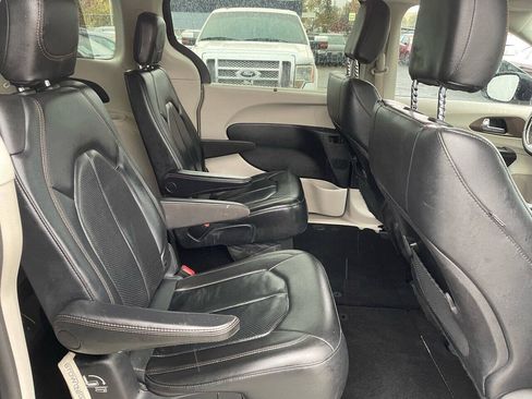 Used 2019 Chrysler Pacifica Touring-L FWD image 15