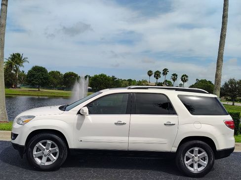 Used 2009 Saturn Outlook XR w/ Convenience Package image 3