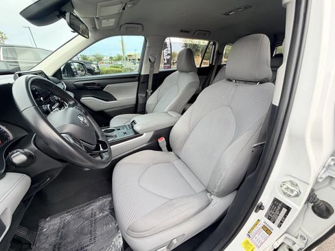 Used 2021 Toyota Highlander LE FWD image 12