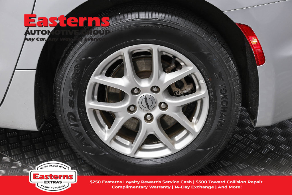 Used 2024 Chrysler Pacifica Touring-L FWD image 9
