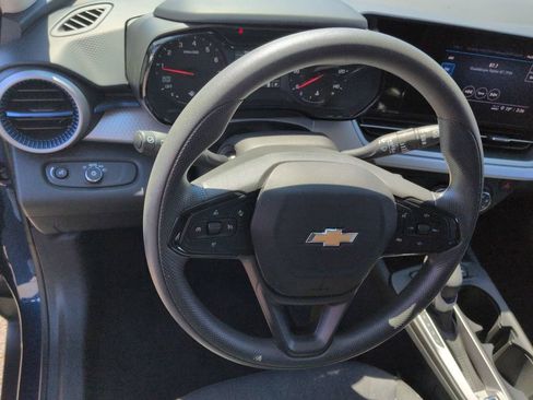 Used 2024 Chevrolet Trax LS w/ LS Convenience Package FWD image 11