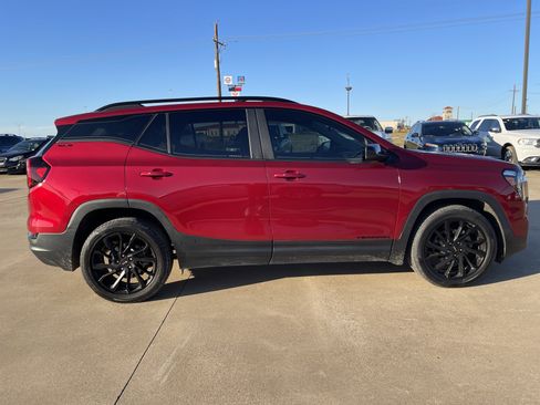 Used 2023 GMC Terrain SLE w/ Driver Convenience Package image 3