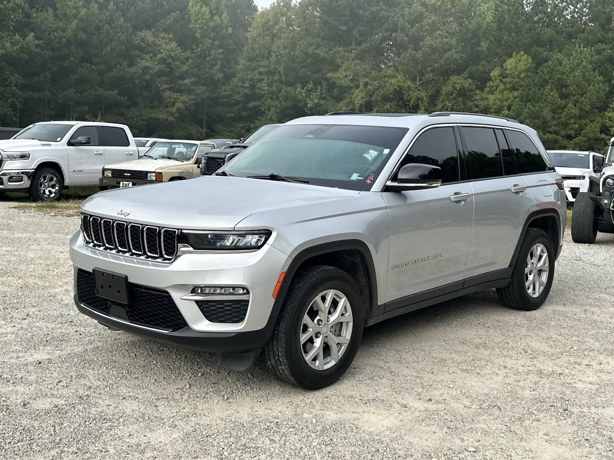 Used 2023 Jeep Grand Cherokee Limited AWD/4WD image 10