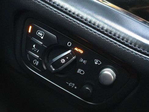 Used 2020 Bentley Bentayga Plug-In Hybrid image 35