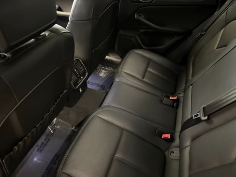 Certified 2025 Porsche Macan AWD/4WD image 13