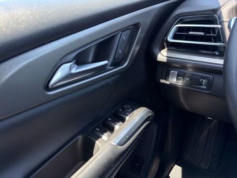 Used 2025 Chevrolet Traverse LT FWD image 12