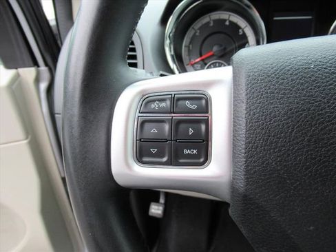 Used 2018 Dodge Grand Caravan SE w/ UConnect Hands-Free Group image 17