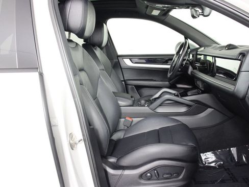 Certified 2024 Porsche Cayenne AWD/4WD image 31
