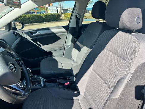 Used 2016 Volkswagen Golf S image 11
