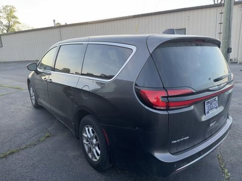 Used 2023 Chrysler Pacifica Touring-L FWD image 5