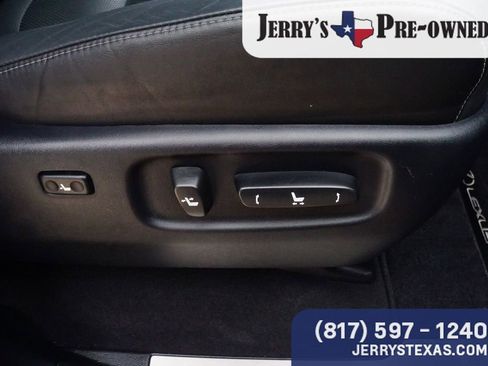 Used 2020 Lexus LX 570 4WD w/ 3rd Row & Luxury Pkg image 29