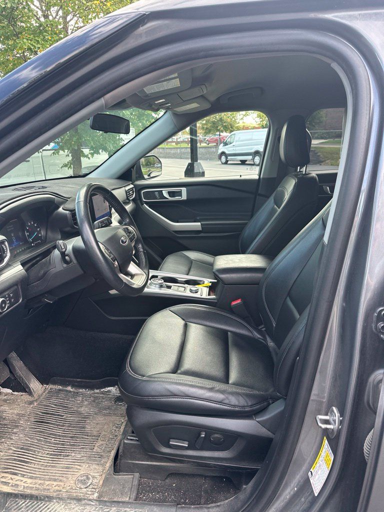 Used 2021 Ford Explorer XLT w/ Equipment Group 202A AWD/4WD image 13