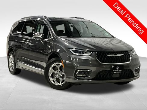 Used 2022 Chrysler Pacifica Limited image 1