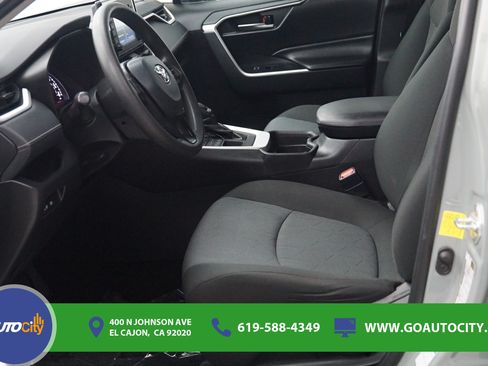 Used 2019 Toyota RAV4 XLE AWD/4WD image 9