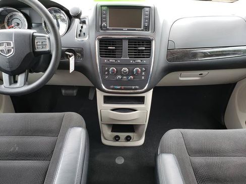 Used 2018 Dodge Grand Caravan SE w/ UConnect Hands-Free Group FWD image 13