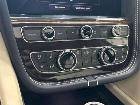 Used 2024 Bentley Bentayga Extended Wheelbase image 15