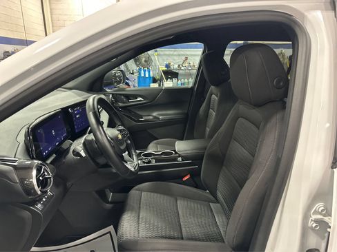 Used 2026 Chevrolet Equinox LT AWD/4WD image 9