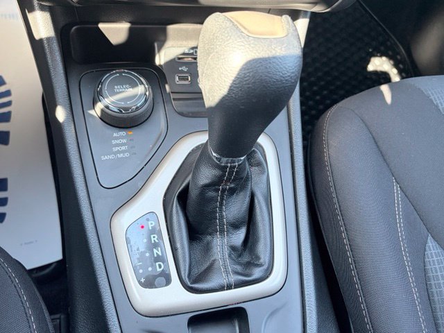 Used 2016 Jeep Cherokee Latitude w/ Comfort/Convenience Group AWD/4WD image 25