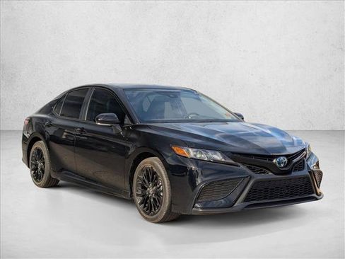 Used 2022 Toyota Camry SE image 3
