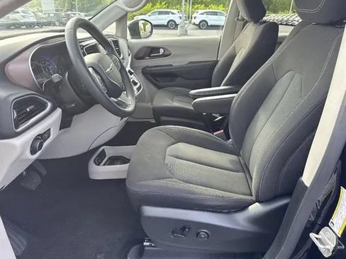 Used 2023 Chrysler Voyager LX FWD image 8