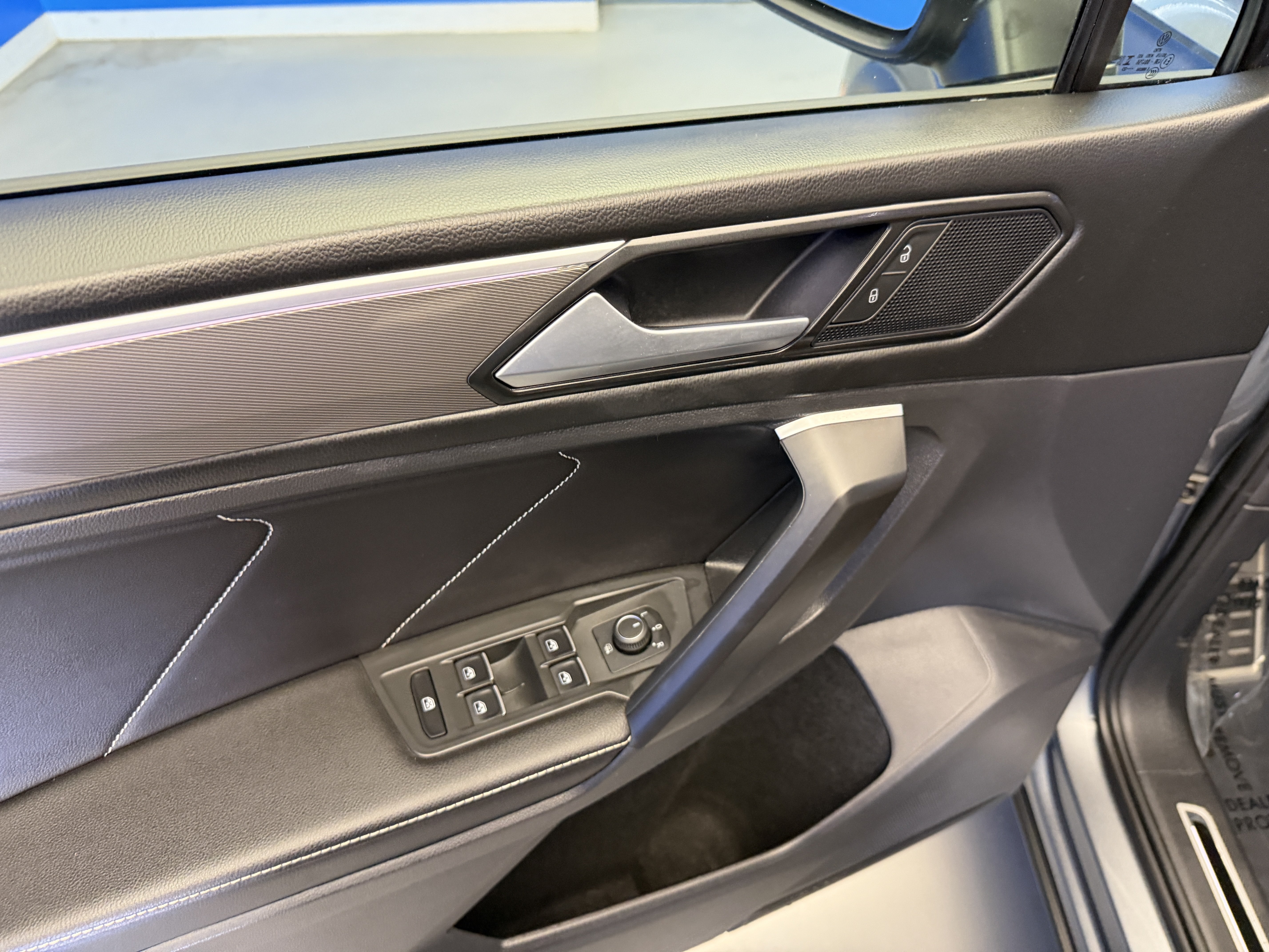 Certified 2023 Volkswagen Tiguan SE R-Line FWD image 10