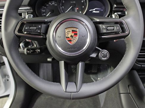 Used 2025 Porsche Macan image 21