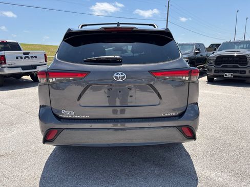 Used 2022 Toyota Highlander Limited FWD image 5