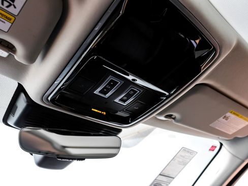 Used 2023 Land Rover Range Rover Velar R-Dynamic S image 32