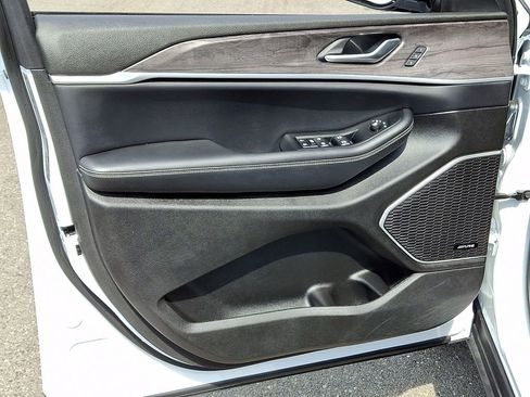 Used 2023 Jeep Grand Cherokee 4WD 4xe image 12