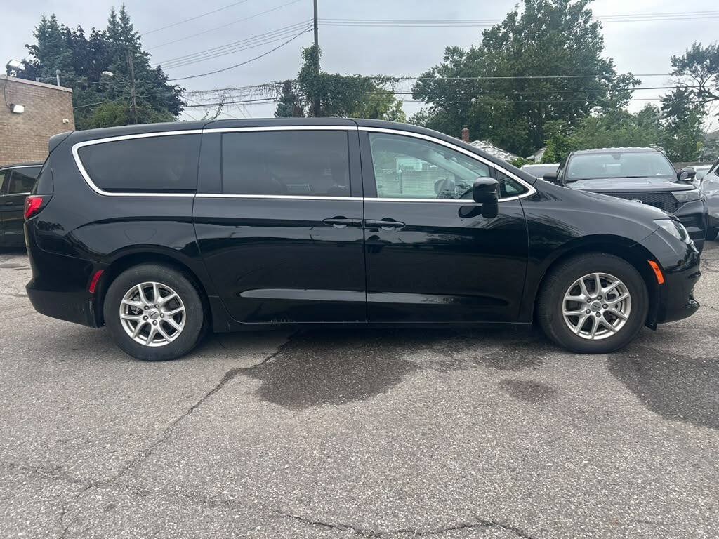Used 2024 Chrysler Voyager LX FWD image 4