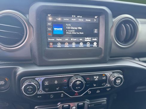 Used 2023 Jeep Gladiator Willys image 14