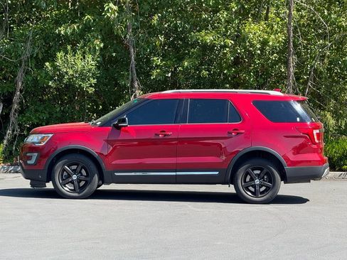 Used 2016 Ford Explorer XLT w/ Equipment Group 201A AWD/4WD image 3