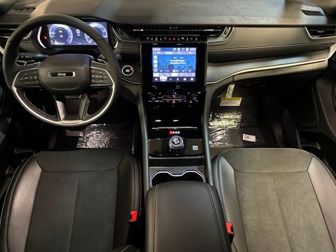 New 2025 Jeep Grand Cherokee Altitude image 12