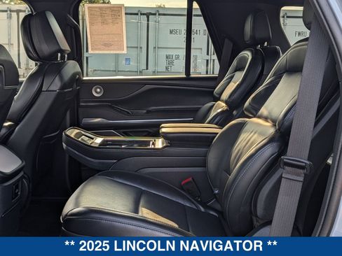 Used 2025 Lincoln Navigator Reserve w/ Jet Appearance Package AWD/4WD image 18