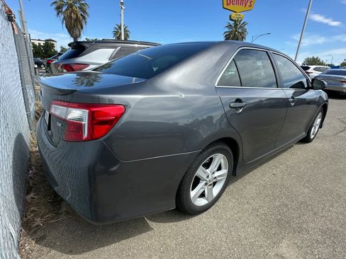 Used 2014 Toyota Camry SE FWD image 4