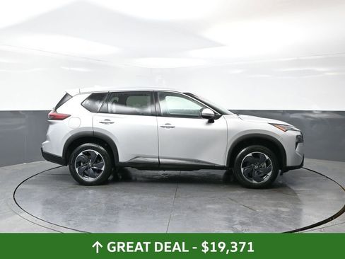 Used 2024 Nissan Rogue SV image 2