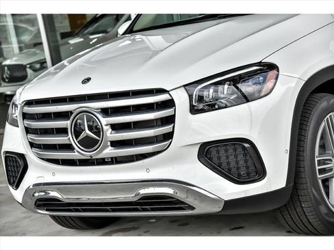 Certified 2025 Mercedes-Benz GLS 450 4MATIC image 4