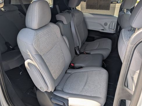 Used 2025 Toyota Sienna LE FWD image 5