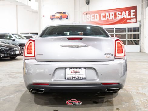 Used 2018 Chrysler 300 S w/ 300S Premium Group AWD/4WD image 6