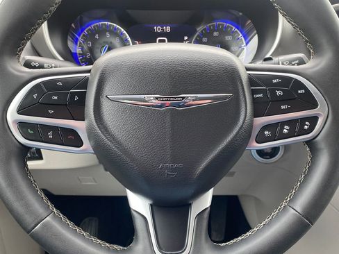 Used 2024 Chrysler Pacifica Touring-L image 23