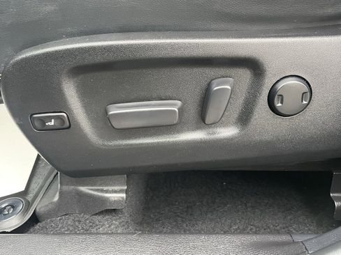 Used 2019 Toyota Highlander XLE image 30