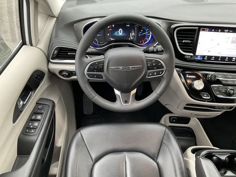 Used 2024 Chrysler Pacifica Select image 21