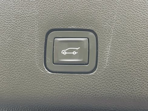 Used 2018 Chevrolet Traverse LT image 21