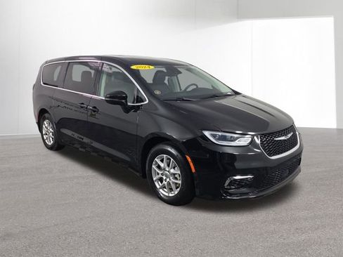 Used 2024 Chrysler Pacifica Touring-L FWD image 11