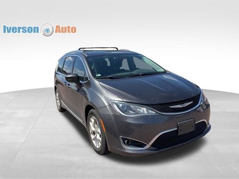 Used 2020 Chrysler Pacifica Touring-L w/ Tire & Wheel Group FWD image 5