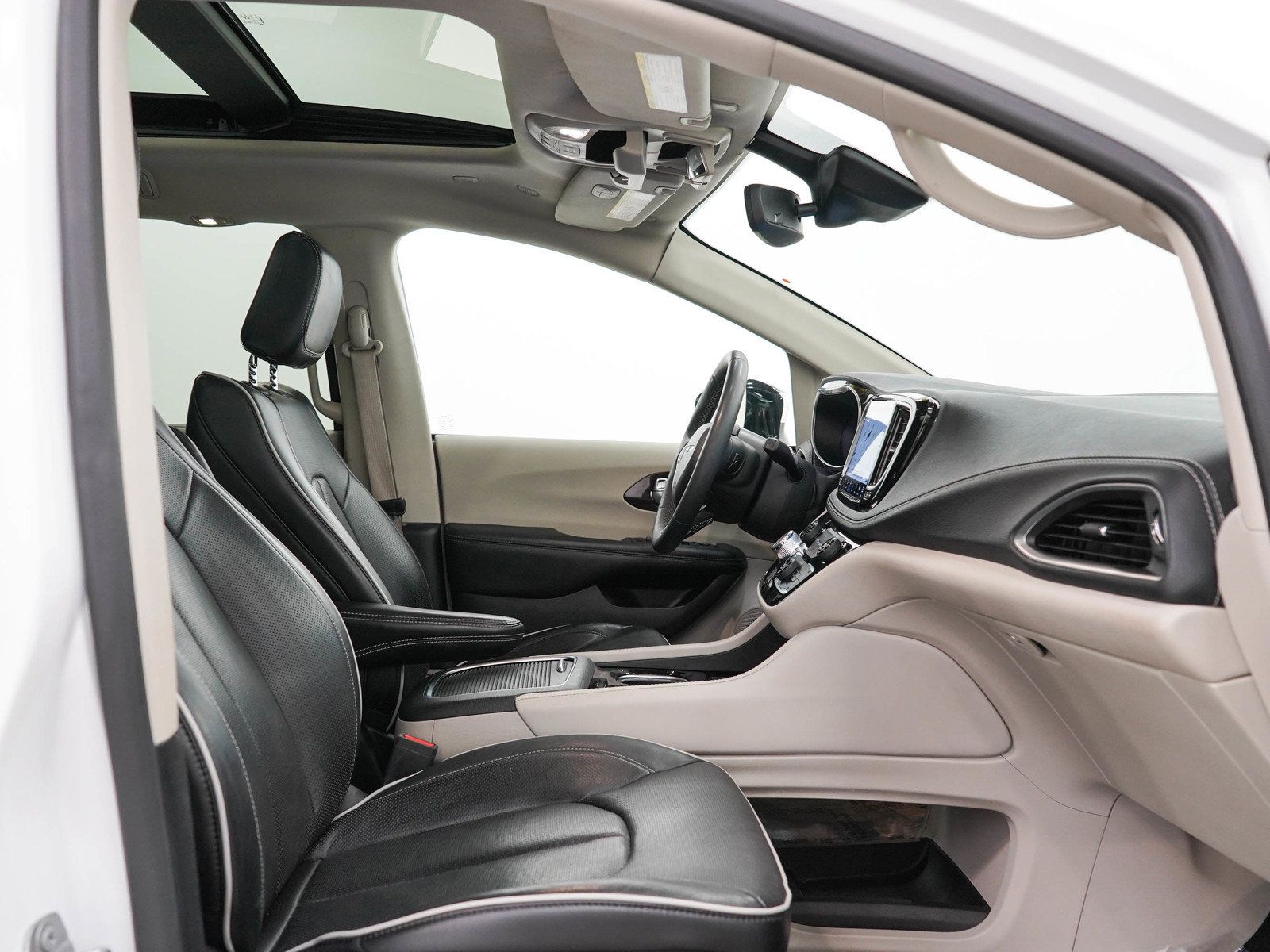 Used 2023 Chrysler Pacifica Limited FWD image 13