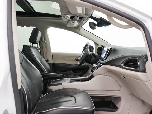 Used 2023 Chrysler Pacifica Limited FWD image 13